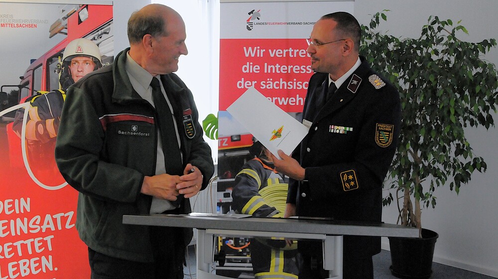 Utz Hempfling, Landesforstpräsident (l.) und Gunnar Ullmann, Präsident des Sächsischen Landesfeuerwehrverbandes (r.) © Constanze Müller, Landesfeuerwehrverband Sachsen e.V.