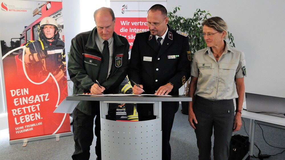 Landesforstpräsident Utz Hempfling, Gunnar Ullmann, Präsident des Sächsischen Landesfeuerwehrverbandes und Katrin Müller, Abteilungsleiterin Sachsenforst - Obere Forst- und Jagdbehörde, Naturschutz im Wald (v.l.n.r.)  © Constanze Müller, Landesfeuerwehrverband Sachsen e.V.