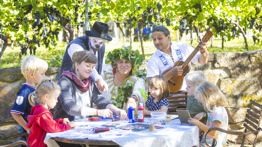 v.l.n.r. Franka Stangfeld, Utz Pannike, Weingott Bacchus, Juan Saúl Villa Crespo, Kinder beim Lego stempeln. Foto: Sylvio Dittrich @ Stadtverwaltung Radebeul