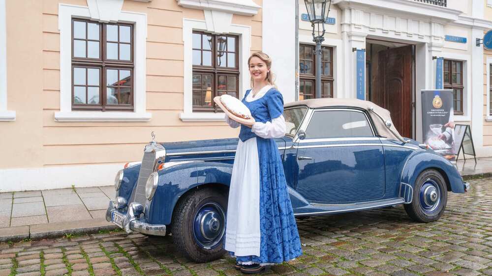 Stollenmädchen Johanna Worm_reiste stilecht mit einem historischen Fahrzeug an. Foto: Schutzverband Dresdner Stollen/Michael Schmidt