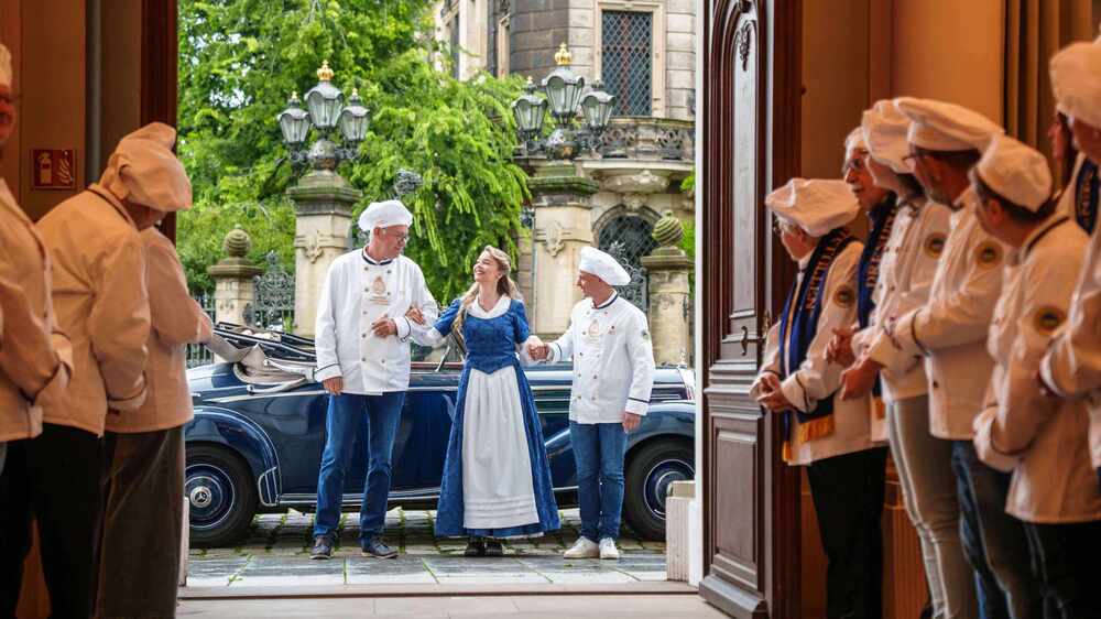Thomas Kühnel (Ottendorfer Mühlenbäcker), Stollenmädchen Johanna Worm, Andreas Wippler (Vorstandsvorsitzender Schutzverband Dresdner Stollen . Foto:  Schutzverband Dresdner Stollen/Michael Schmidt