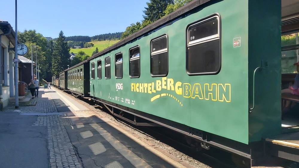 Bahnhof Kurort Oberwiesenthal, von hier aus kommt man zur Seilbahn auf den Fichtelberg. Foto: MeiDresden.de