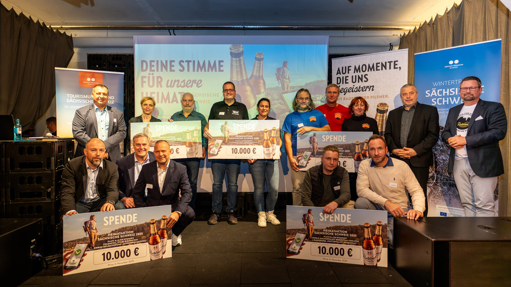 Landrat Michael Geisler (2.v.r.) und Hendrik Wagner, Pressesprecher der Radeberger Exportbierbrauerei (1.v.r.) mit den Gewinnern der Radeberger Heimat-Aktion 2025. Foto: Radeberger Exportbierbrauerei
