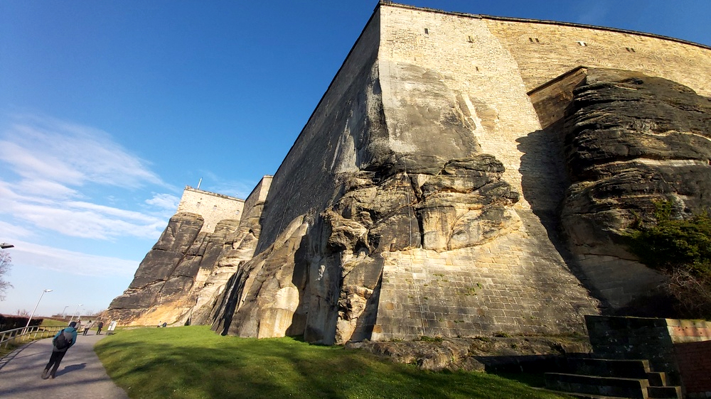 Beeindruckend ist die Massive Felsenmauer der Festung Königstein  © MeiDresden.de
