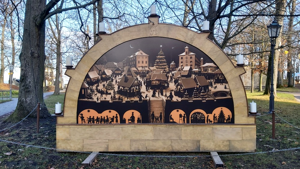 Auch der Riesenschwibbogen wurden bereits für die Weihnachtszeit aufgestellt © MeiDresden.de