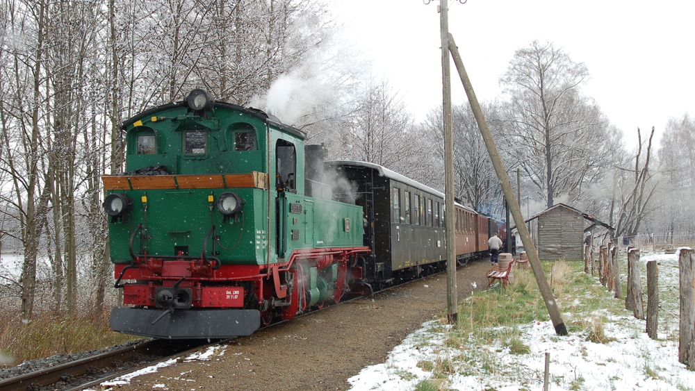 Die historische grüne Dampflok der Gattung IV K fährt von Radebeul Ost zum Moritzburger Weihnachtsmarkt und zur Aschenbrödel-Ausstellung im Barockschloss. Foto: Traditionsbahn Radebeul