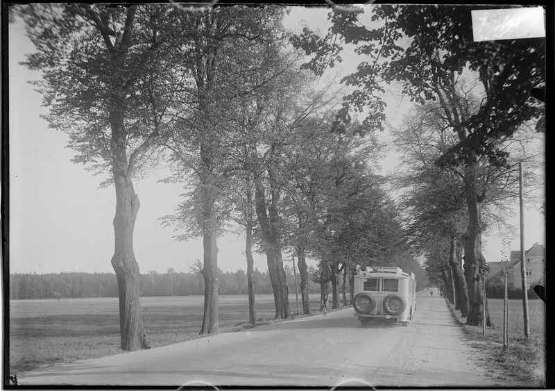 Busfahrt durch die Schlossallee Moritzburg in Richtung Dresden, Ortsausgang Moritzburg, um 1935 © Landesamt für Denkmalpflege Sachsen, Paul Wolf