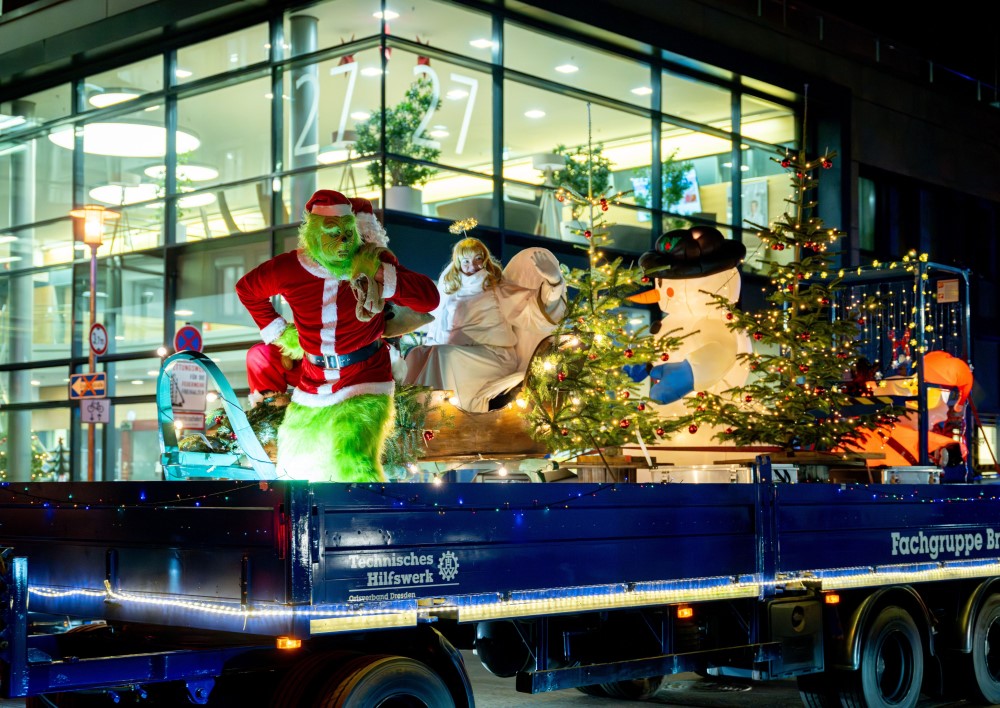 Lichterglanz und Adventszauber – das Technische Hilfswerk überrascht die kleinen Patientinnen und Patienten am Universitätsklinikum Dresden mit einer besonderen Aktion. Fotos: UKD / Kirsten Lassig