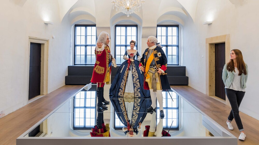 Gönnt sich im Januar eine Schönheitskur: Gräfin Anna Karolina Orzelska (1680-1765) als Figur neben Kurfürst-König August dem Starken (1670-1733) und Preußenkönig Friedrich Wilhelm I. (1688-1740) auf dem Spiegelpodest der Festung Königstein. Foto: Sebastian Thiel