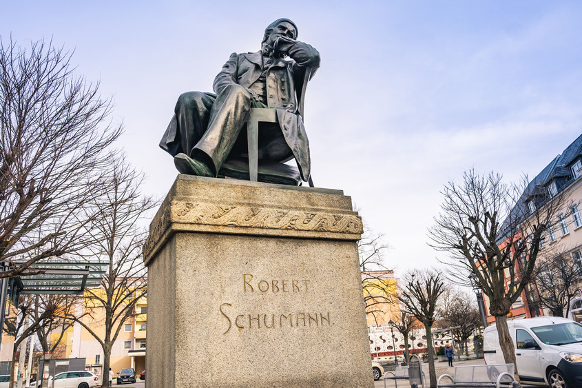 Zwickau ist die Geburtsstadt des Komponisten Robert Schumann. Die Stadt würdigt ihren Sohn mit einem Denkmal und dem rekonstruierten Geburtshaus mit der weltweit größten Sammlung zu Robert und Clara Schumann. Foto: DJD/Tourismusverband Chemnitz Zwickau Region/Oliver Göhler