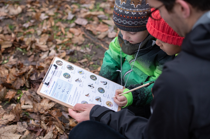 Stunde der Wintervögel - Kinder mit Zählhilfe: Foto: NABU/Sebastian Hennigs