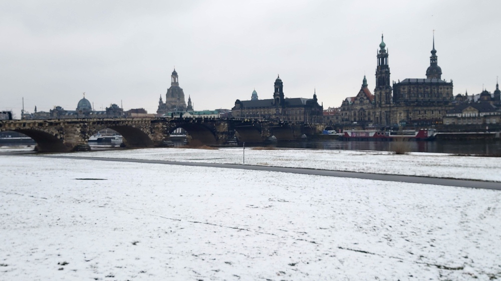 Bei leichtem, in den Nächten mäßigem Frost fallen am Freitag noch ein paar Flocken, danach ruhiges Winterwetter. Foto: MeiDresden.de