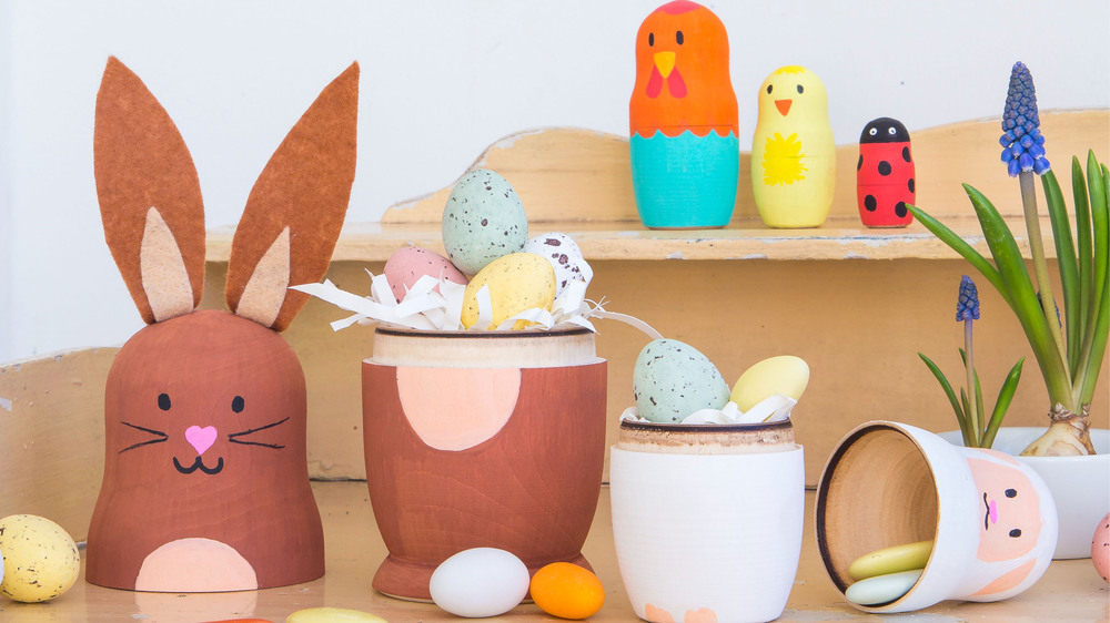 Überraschung: Aus manchen Osterhasen kommen Eier, aus anderen schlüpft ein Lamm, ein Huhn, ein Küken, ein Marienkäfer. Foto: DJD/Pilot Pen/Christin Pardun