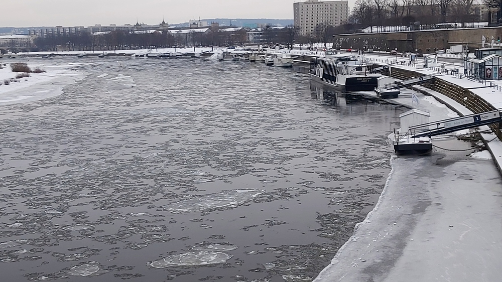 Seit langer Zeit trieben sogar einmal wieder Eisschollen auf der Elbe. Foto: MeiDresden.de