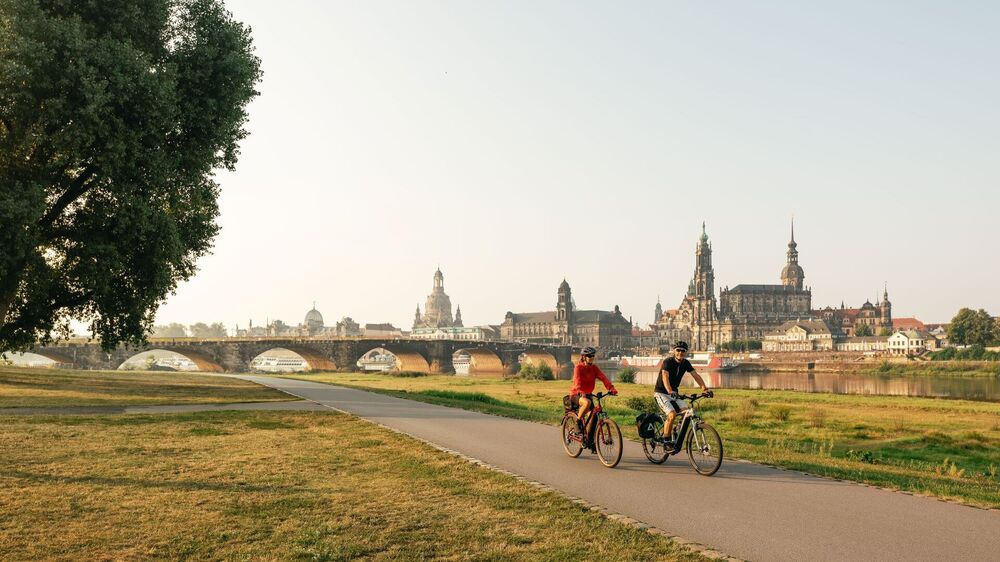 Radurlaub auf dem Elberadweg ist beliebt: Immer wieder belohnt die Strecke mit beeindruckenden Ausblicken – wie hier in Dresden. Foto: DZT/Felix Meyer