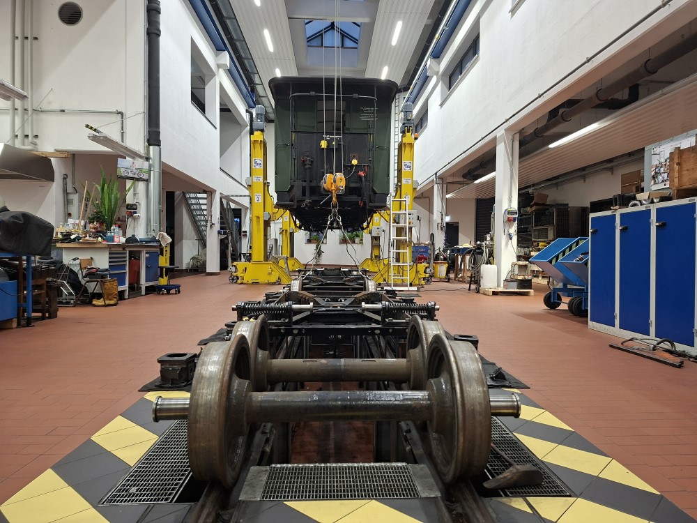 Foto: In der Wagenwerkstatt Freital-Hainsberg werden in der Sperrpause Wagen untersucht und für die Saison einsatzfähig gemacht. (SDG)