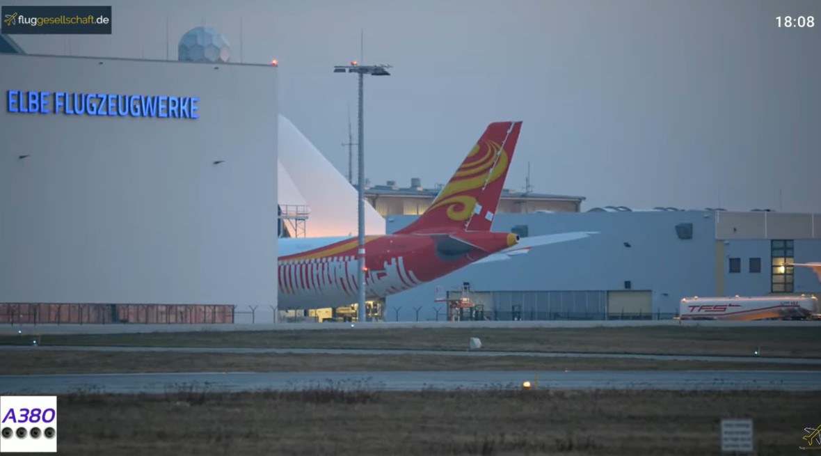 Vom weißen A380 sieht man nur das Heck am Tower - Screenshot © fluggesellschaft.de - Mit freundlicher Genehmigung