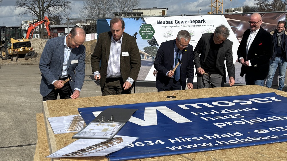 Uwe Laule und Georg Prinz zu Salm-Salm (Partner der Family Value Management GmbH), Dresdens Wirtschaftsbürgermeister Jan Pratzka und Architekt Clemens Richter bekommen die Info von Zimmerermeister Uwe Hiss, wo und wie die Nägel einzuhämmern sind. Foto: meeco Communication Services