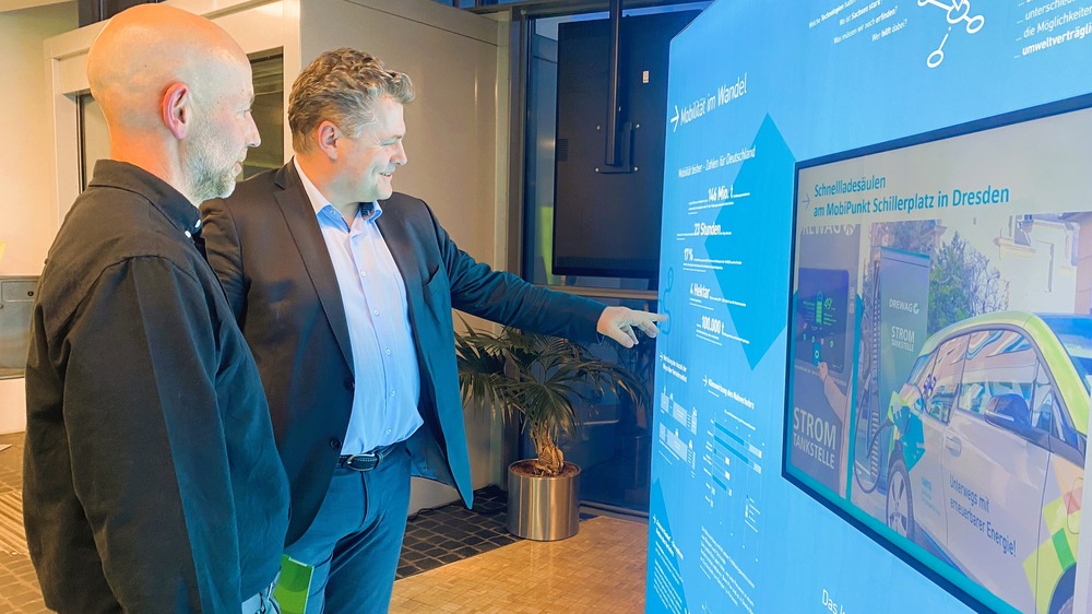 Oberbürgermeister Thomas Schubert (re.) und Klimaschutzmanager Jürgen Wellerdt (li.) bei der Eröffnung der Wanderausstellung „Effiziente Mobilität Sachsen“ im Rathausfoyer..Foto: Stadtverwaltung Coswig