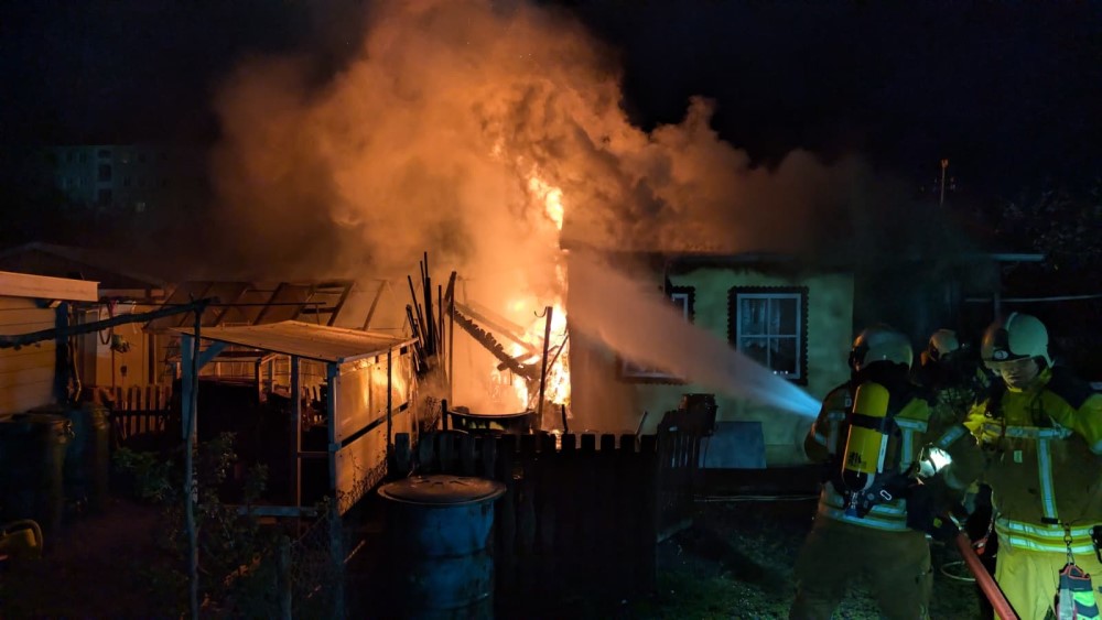 © Feuerwehr Dresden Einsatzkräfte nehmen die Brandbekämpfung auf.