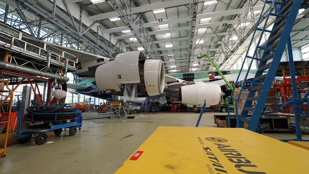 Lufthansa A380 "Mike Hotel"  in der Halle 285 der Elbe Flugzeugwerke Dresden zum C-Check und den Umrüstungen in der Business Class  Foto: © Ralf Hasenpflug