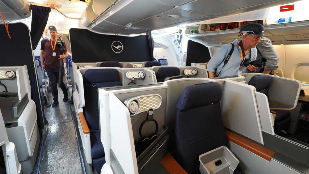Lufthansa A380 "Mike Hotel"  in der Halle 285 der Elbe Flugzeugwerke Dresden zum C-Check und den Umrüstungen in der Business Class  Foto: © Ralf Hasenpflug