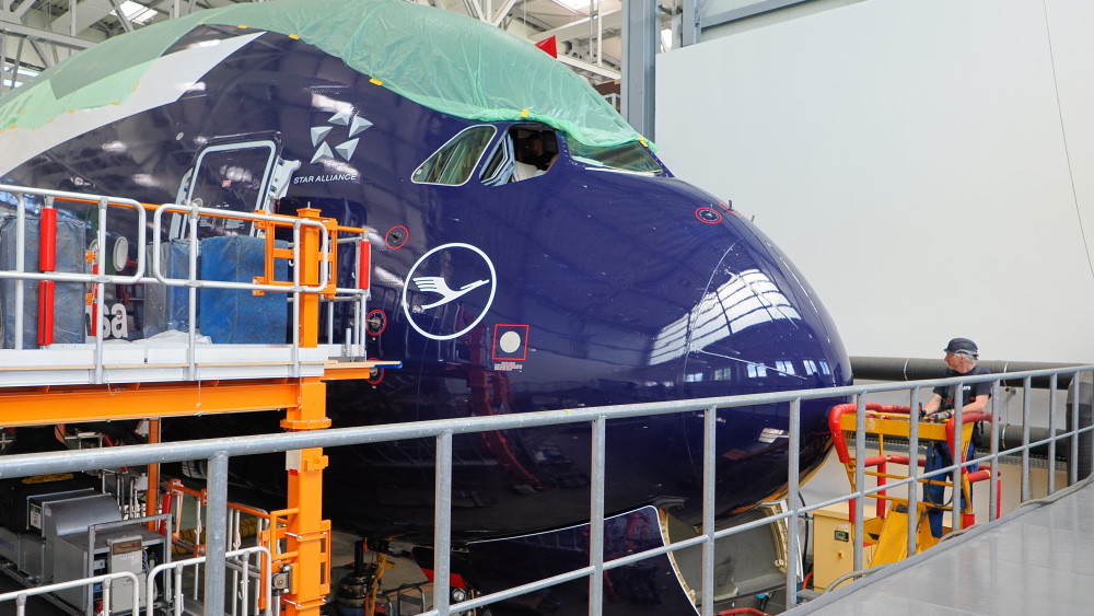 Lufthansa A380 "Mike Hotel"  in der Halle 285 der Elbe Flugzeugwerke Dresden zum C-Check und den Umrüstungen in der Business Class  Foto: © Ralf Hasenpflug