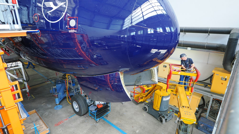 Lufthansa A380 "Mike Hotel"  in der Halle 285 der Elbe Flugzeugwerke Dresden zum C-Check und den Umrüstungen in der Business Class  Foto: © Ralf Hasenpflug