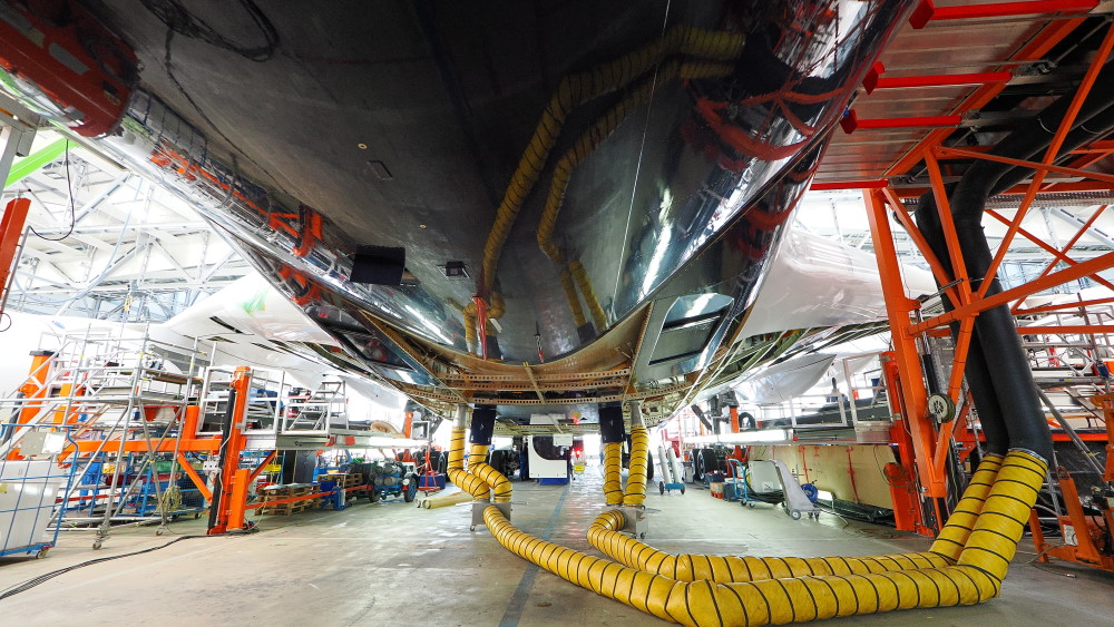 Lufthansa A380 "Mike Hotel"  in der Halle 285 der Elbe Flugzeugwerke Dresden zum C-Check und den Umrüstungen in der Business Class  Foto: © Ralf Hasenpflug