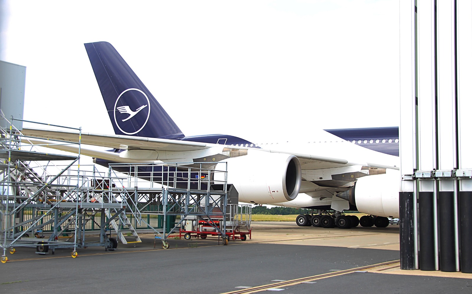 A380 "Mike Hotel" rollte aus der EFW Halle 285 zum Triebwerkstest  Foto: © Tim Völkel