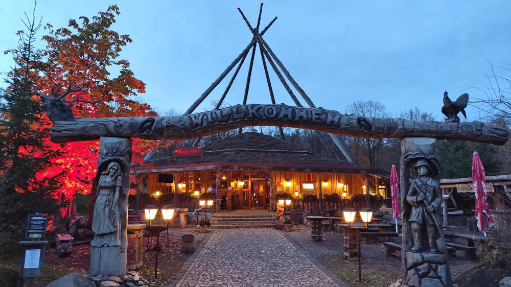 Die zünftige Köhlerhütte lädt am Abend zu Harzer Spezialitäten ein. Foto: DJD/Rübeländer Tropfsteinhöhlen/Harzköhlerei Stemberghaus