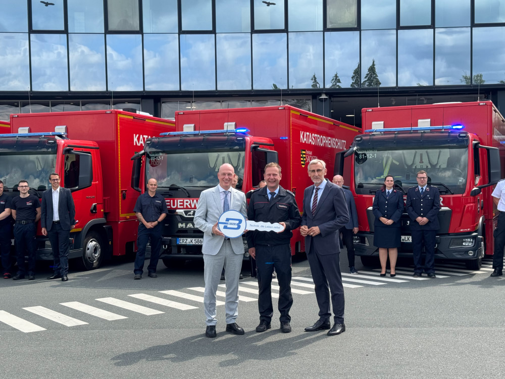 Übergabe ELW2 mit Innenminister   Foto: © BINZ Automotive GmbH Mit freundlicher Genehmigung