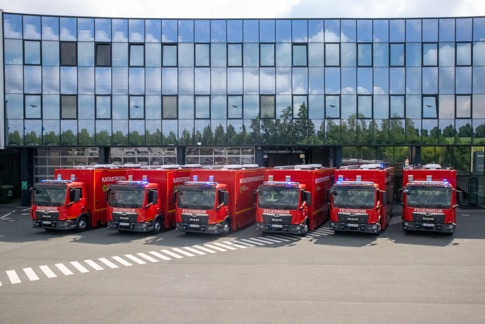 Übergabe ELW2 mit Innenminister   Foto: © BINZ Automotive GmbH Mit freundlicher Genehmigung