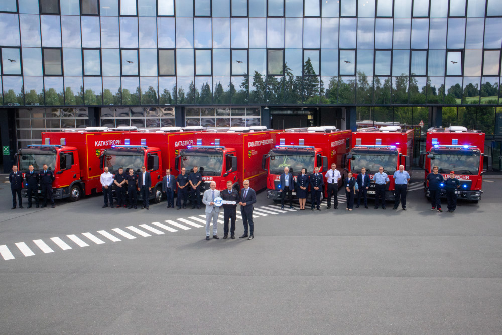 Übergabe ELW2 mit Innenminister   Foto: © BINZ Automotive GmbH Mit freundlicher Genehmigung