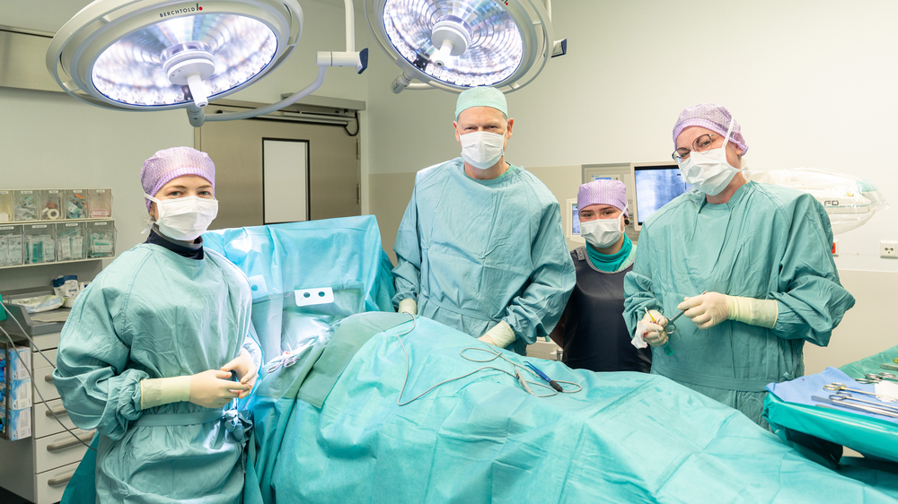Teamarbeit im OP: Im Ambulanten OP-Zentrum steht die sichere und professionelle Versorgung der Patientinnen und Patienten im Mittelpunkt. Foto: UKDD/Michael Kretzschmar
