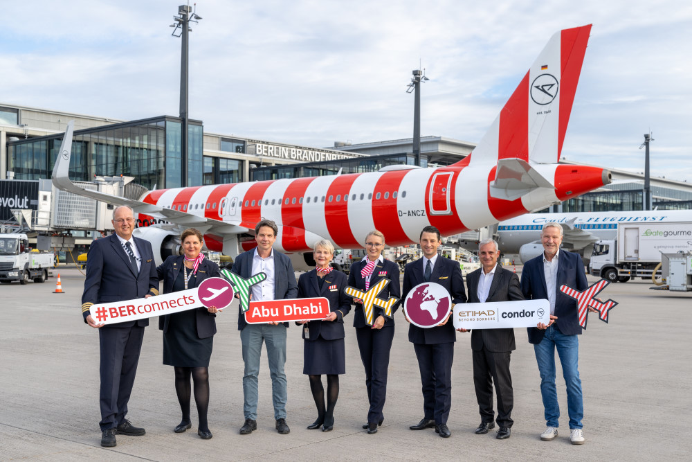 Thomas Kohr, Leiter Corporate & Business Development, Flughafen Berlin Brandenburg GmbH (3.v.l.), Adam Tsoumanis, Stationsleiter Condor (2.v.r.), Andreas Ley, Senior Manager Business Development Aviation Corporate & Business Development, Flughafen Berlin Brandenburg GmbH (1.v.r.) und Crew   Foto: Günter Wicker / FBB