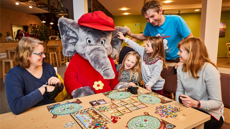 Benjamin Blümchen besucht zu den Spielewochen in der Sächsischen Schweiz das Nationalparkzentrum in Bad Schandau. ©Marko Förster