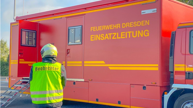 FW Dresden: Achtung Übung: Großbrand in einem Tanklager - Der Einsatzleitwagen 2 ist bei der Einsatzübung eingebunden. ©Feuerwehr Dresden